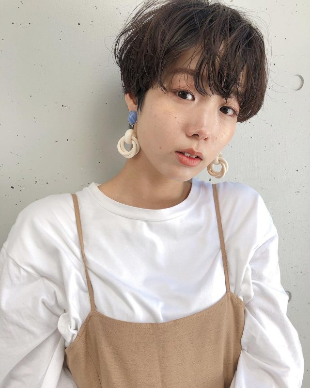 ベリーショートが似合わない面長の女性でも似合うように前髪ありにしたイメージ画像