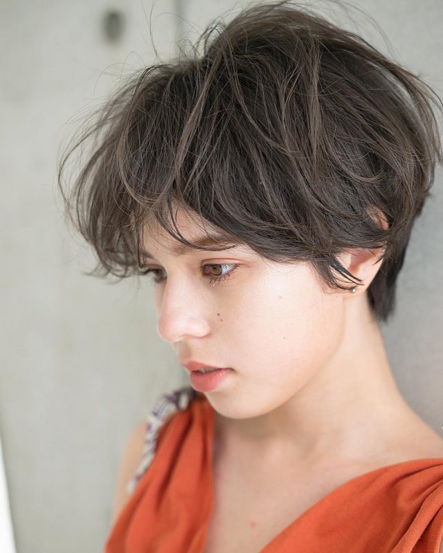 ベリーショートが似合わない黒髪の女性でも似合うように透明感のある髪色にしたイメージ画像