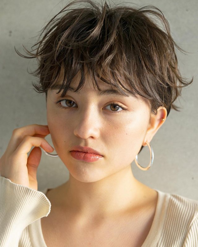 ベリーショートが似合わない顔が大きい女性でも似合うように動きをつけたイメージ画像