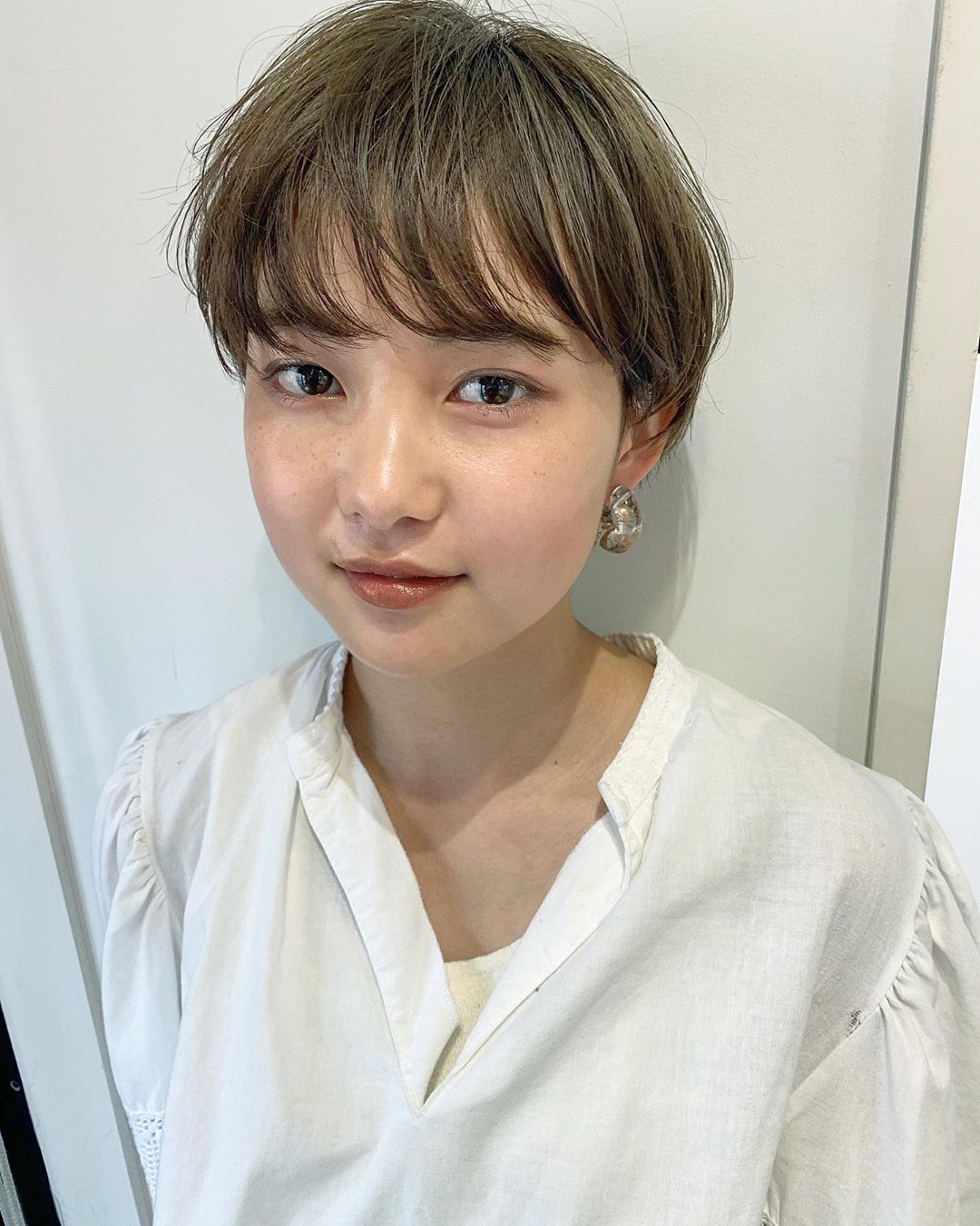 アッシュが似合わない女性でも似合うようにメイクで馴染ませたイメージ画像