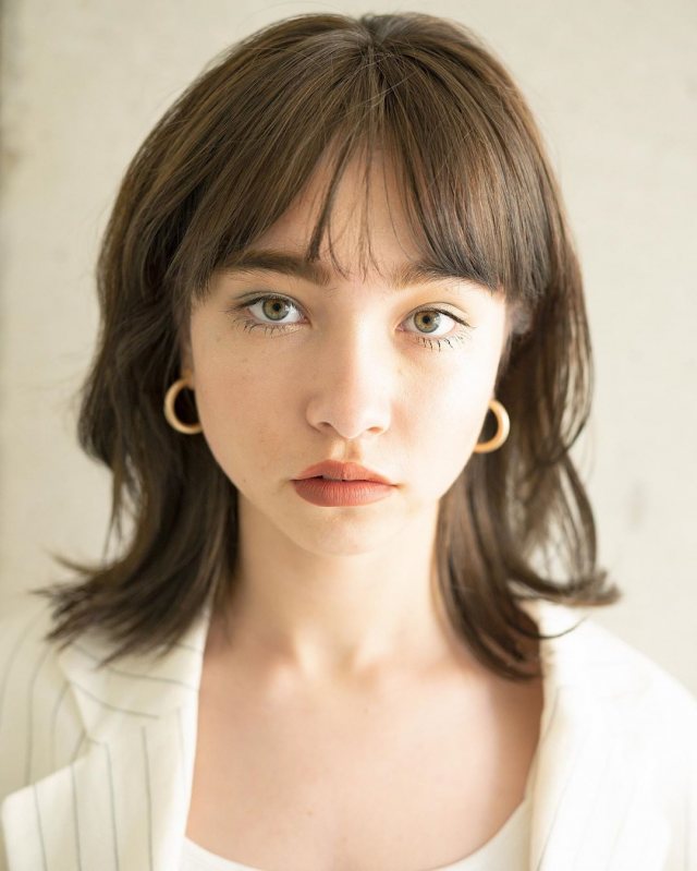 ミディアムヘアが似合わないくせ毛の女性に似合う切りっぱなしミディアムヘアにしたイメージ画像