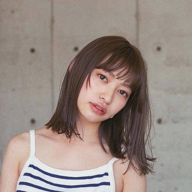 ミディアムヘアが似合わない女性がダークトーンのミディアムヘアに変えたイメージ画像