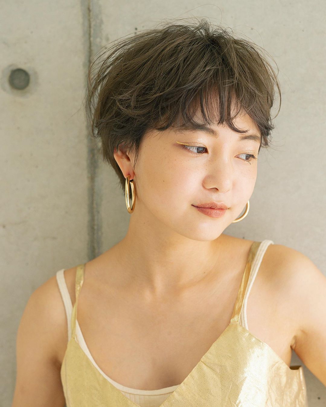 アッシュが似合わない女性の特徴のパーソナルカラーにあってないヘアカラーにした女性のイメージ画像