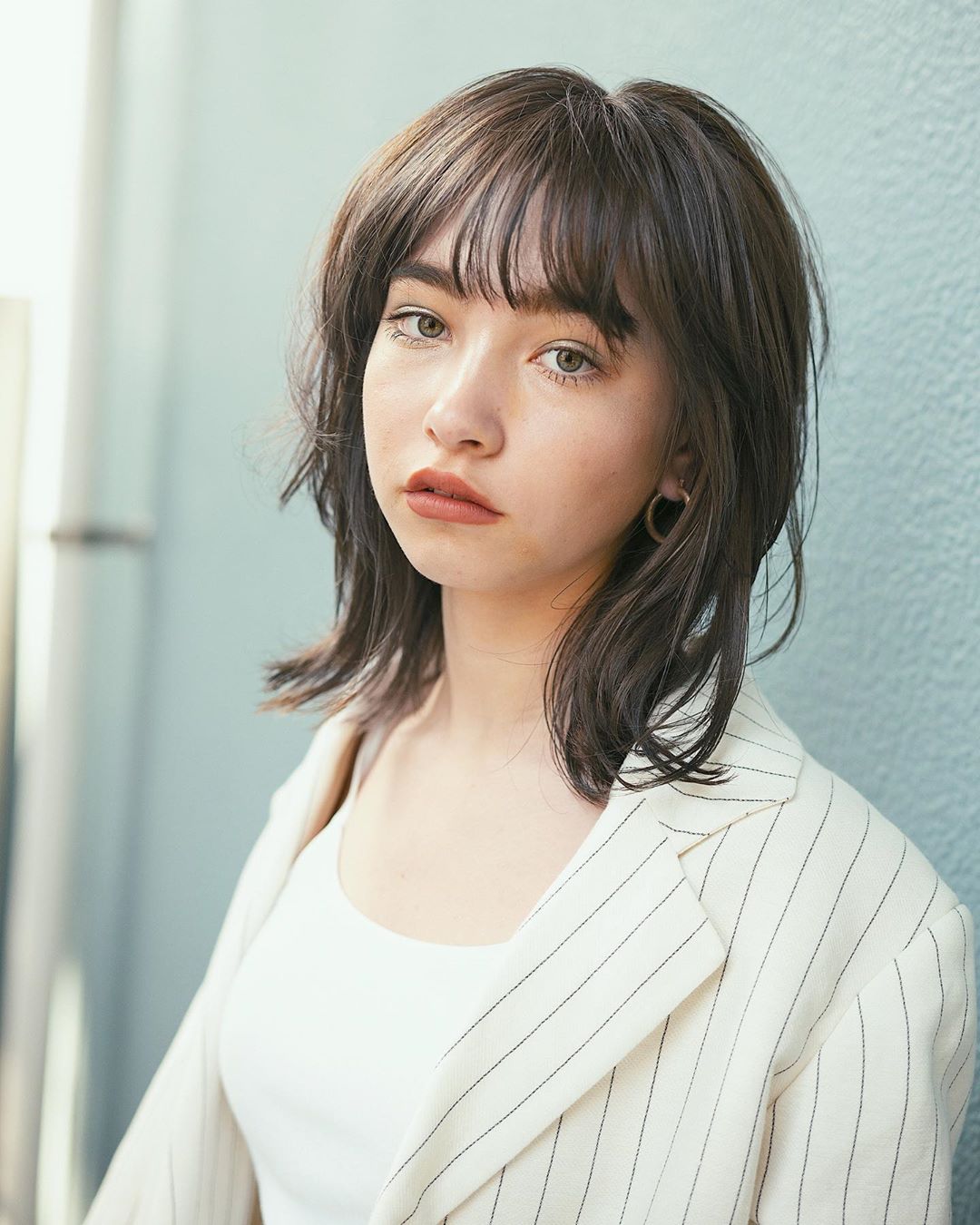アッシュが似合わない女性でも似合うようにメイクのバランスを整えたイメージ画像