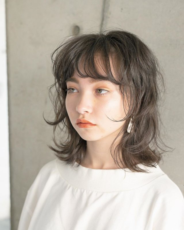 大人かわいいミディアムパーマウルフヘアスタイルにした女性の画像