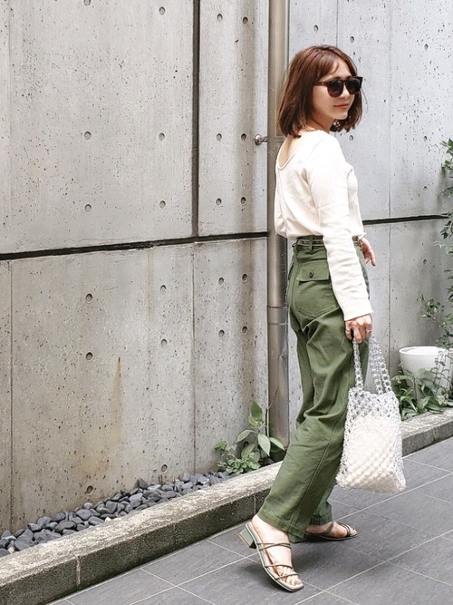 秋こそ本命のカーキパンツコーデ12選 着回し力高めな優秀アイテム Lamire ラミレ