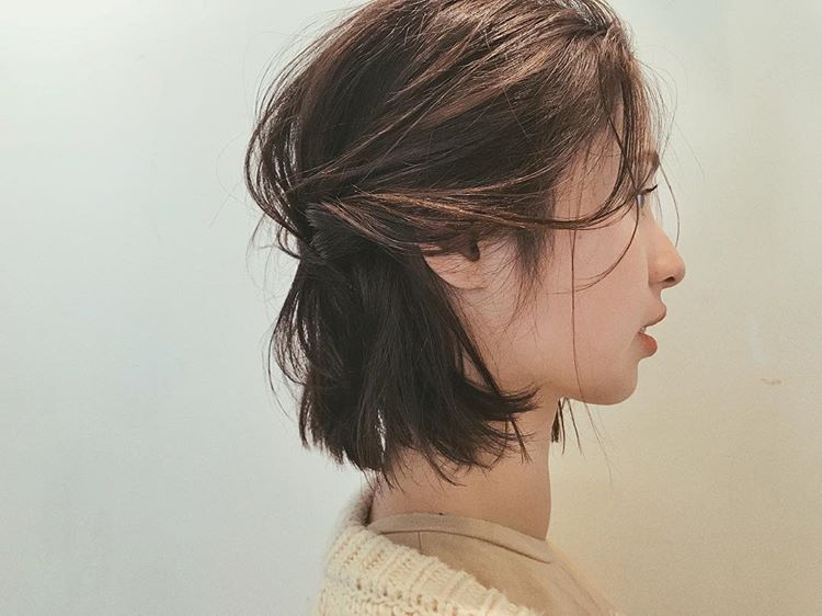 ハーフアップにヘアアレンジしている直毛のストレートショートボブヘアスタイルの女性