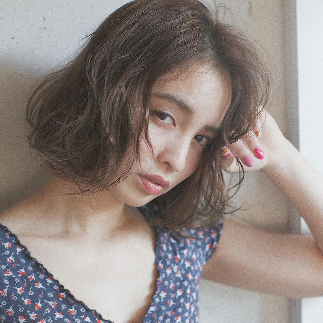 ベース型の輪郭をカバーしつつ小顔に見せてくれる前髪なしのヘアスタイルのイメージ画像
