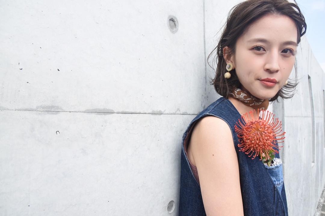 かきあげ前髪×ストレート黒髪ボブヘアスタイルの女性の画像