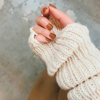 イエベの女性に似合う色の「ブラウン」のラメネイルを塗った画像