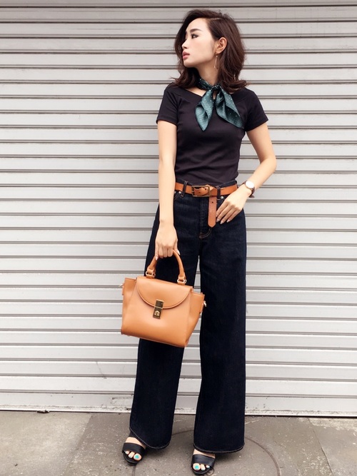 ファッション小物を身につけた女性の写真