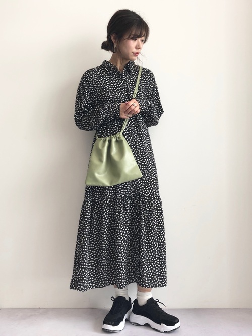 グリーンのバッグを持った女性の写真