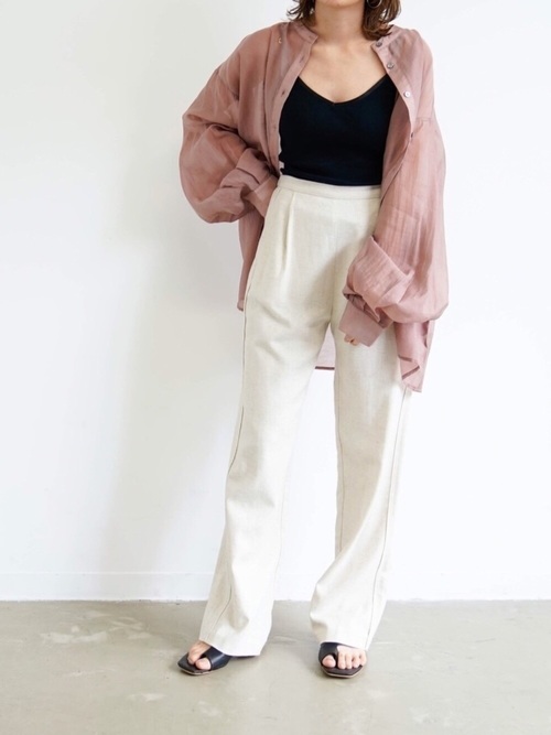 ピンクのシャツを羽織った女性