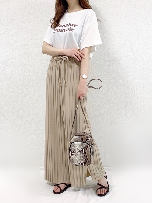 白のTシャツにプリーツスカートのコーデ