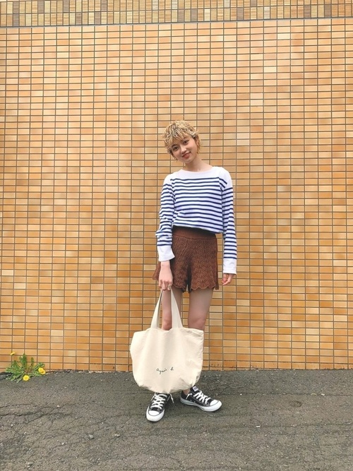 agnes bのトートバックにボーダーのTシャツとショートパンツのコーデ