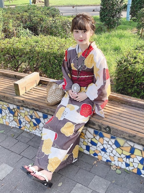 ブラウンに梅の花の浴衣のコーデ