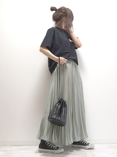 スニーカーにロングスカートを合わせたコーデをする女性