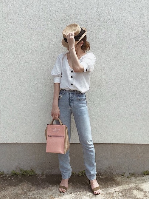 ZARAのブラウスを使ったコーデをする女性