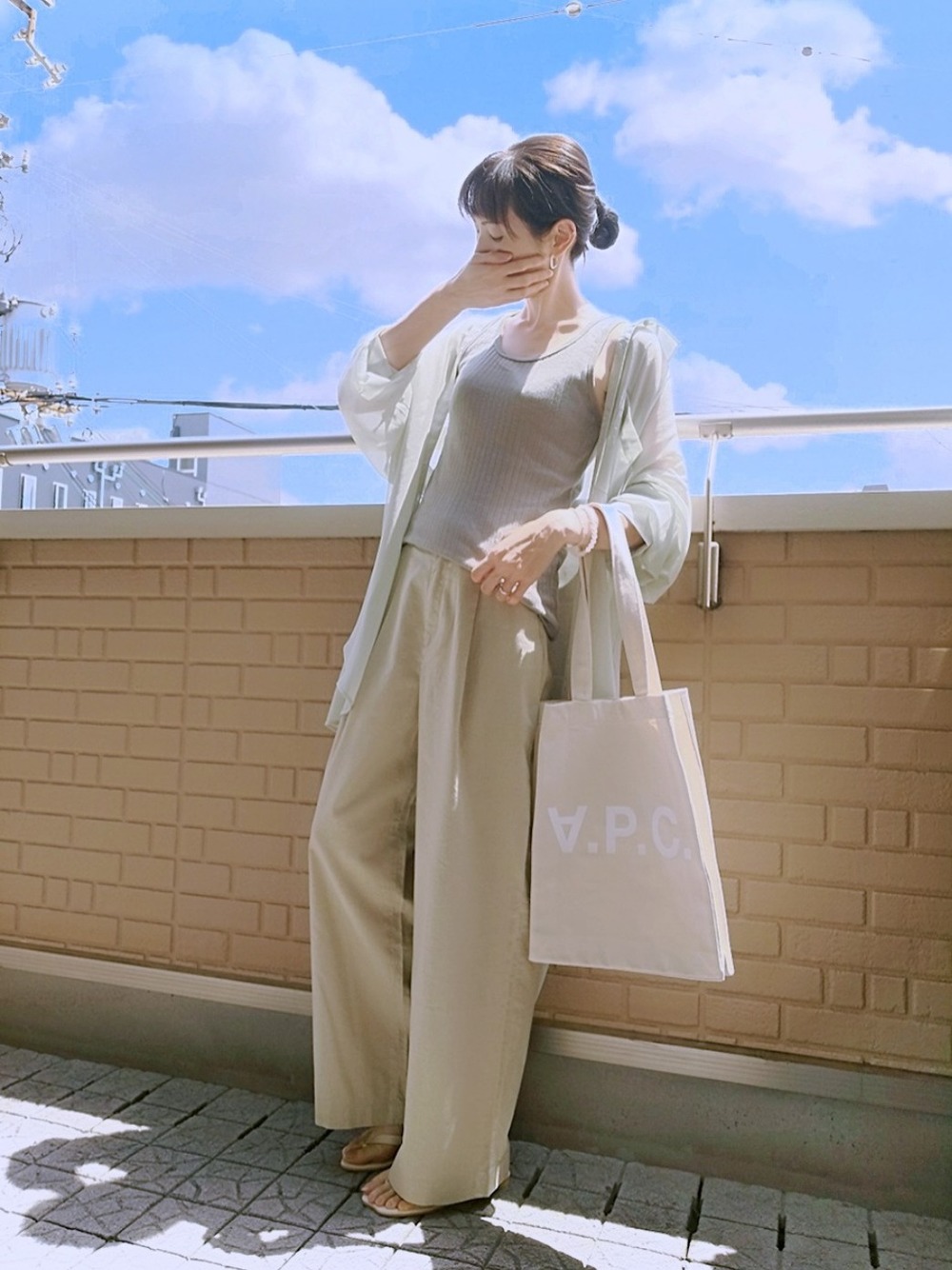 ユニクロ白のトップスと白のボトムス