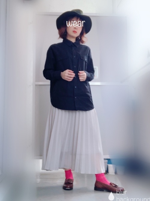 ピンクのソックスを合わせる女性