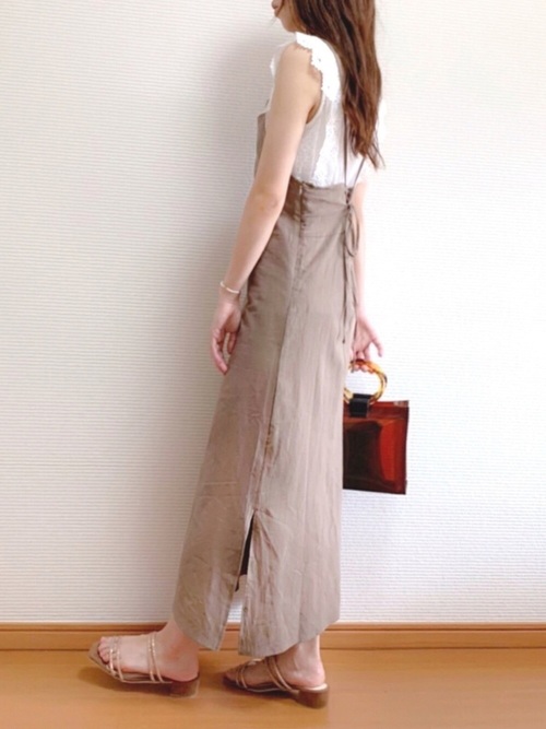 クリアバッグを持つ女性
