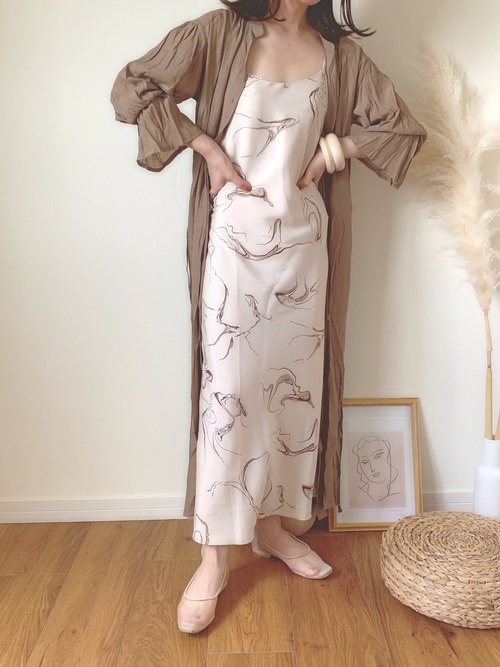 ホワイトのキャミワンピを着た女性