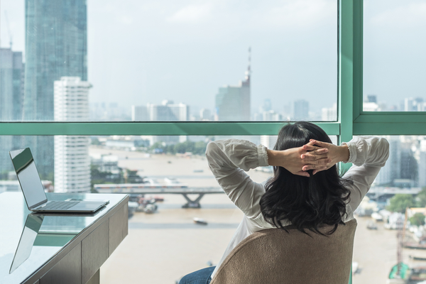 女性 仕事 風景