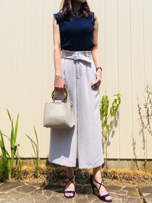 ノースリーブニットカットソー×ハイウエストワイドパンツを着た女性