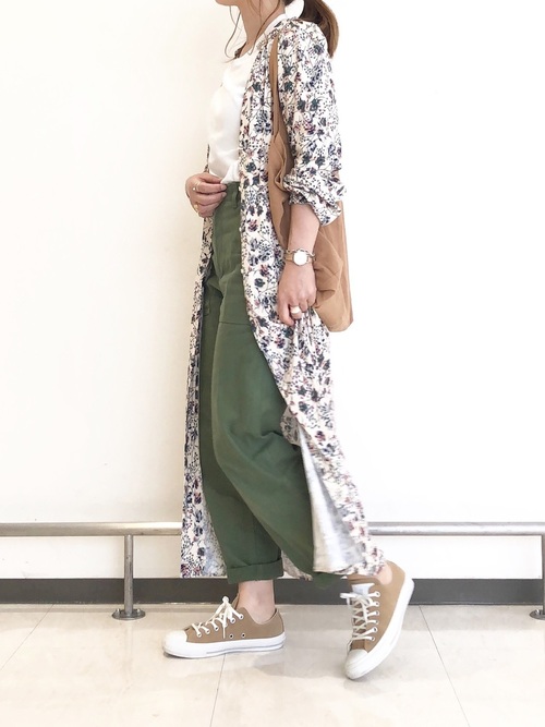 白ロング花柄カーディガンにカーキベイカーパンツを履いた女性
