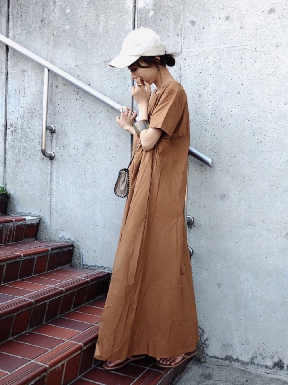 titivateのブラウンのワンピースを着た女性