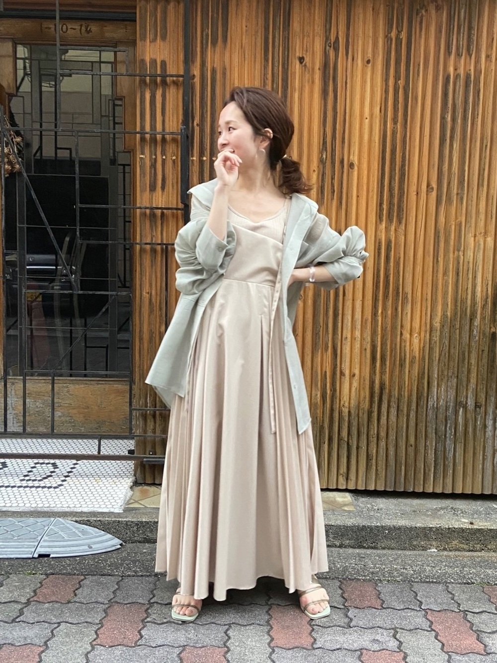 キャミワンピを主役にした大人きれいめコーデ