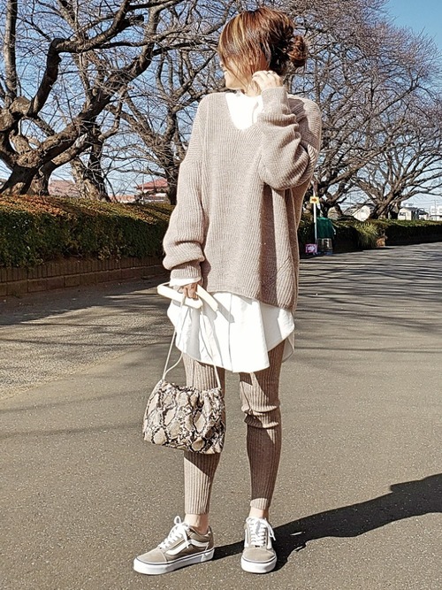 レディースシャツの人気おすすめコーデ選 色 柄別に定番からトレンドまで着こなし方を特集 Lamire ラミレ