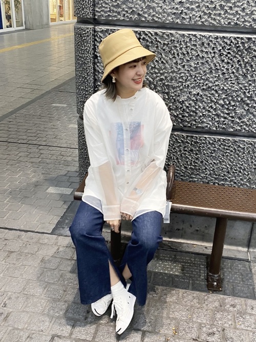 レディースシャツの人気おすすめコーデ選 色 柄別に定番からトレンドまで着こなし方を特集 Lamire ラミレ