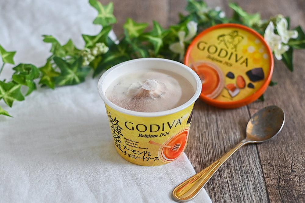 ゴディバの蜂蜜アーモンドとチョコレートソース開封後正面から