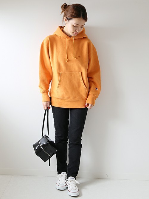 スウェットパーカーの人気おすすめレディースコーデ15選 ブランド別に定番からトレンドまで着こなし方を特集 Lamire ラミレ