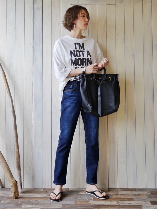 デニムコーデをする女性
