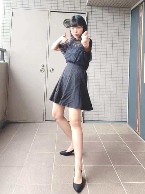 ブラックコーデにGUの靴を合わせる女性