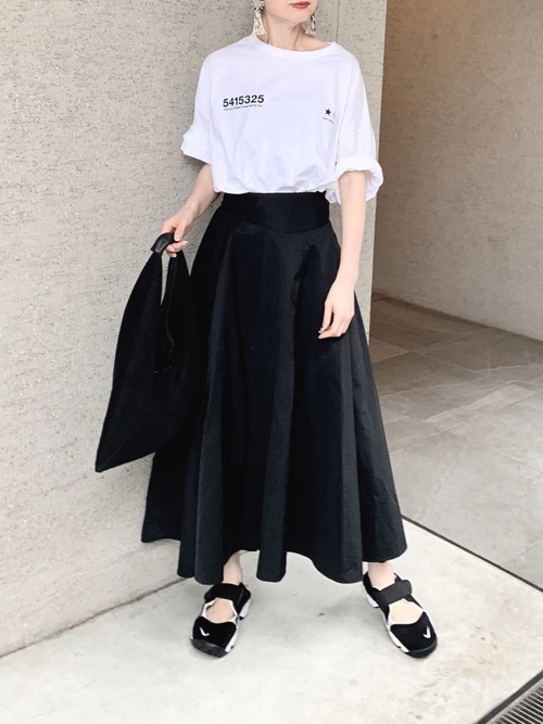 デニム以外でも スニーカーが 映える オシャレコーデ Lamire ラミレ