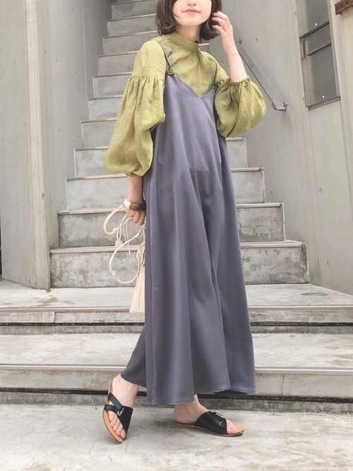 年 グレーワンピースのコーデ選 季節別おすすめの着こなし Lamire ラミレ