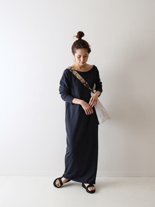 年 グレーワンピースのコーデ選 季節別おすすめの着こなし Lamire ラミレ