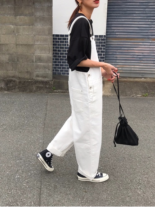 ユニクロの黒い五分袖Tシャツを着た女性