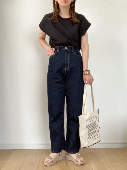 黒のTシャツにデニムパンツをはいてGUのサンダルを合わせたコーデ