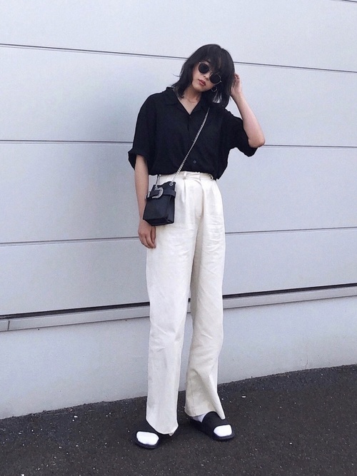 GUのシャツに白のパンツのコーデ