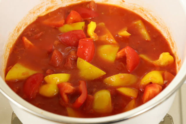 パプリカとトマトを鍋で煮込む