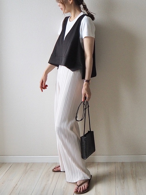 ユニクロTシャツにラインVネックショートベストとワイドパンツのコーデ