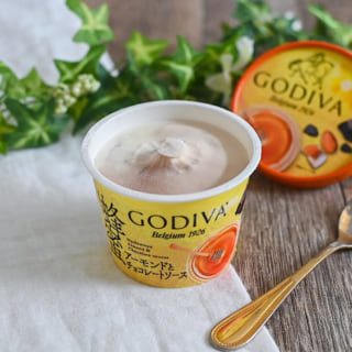 ゴディバの蜂蜜アーモンドとチョコレートソース開封後正面から