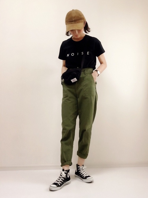 カーキパンツコーデ