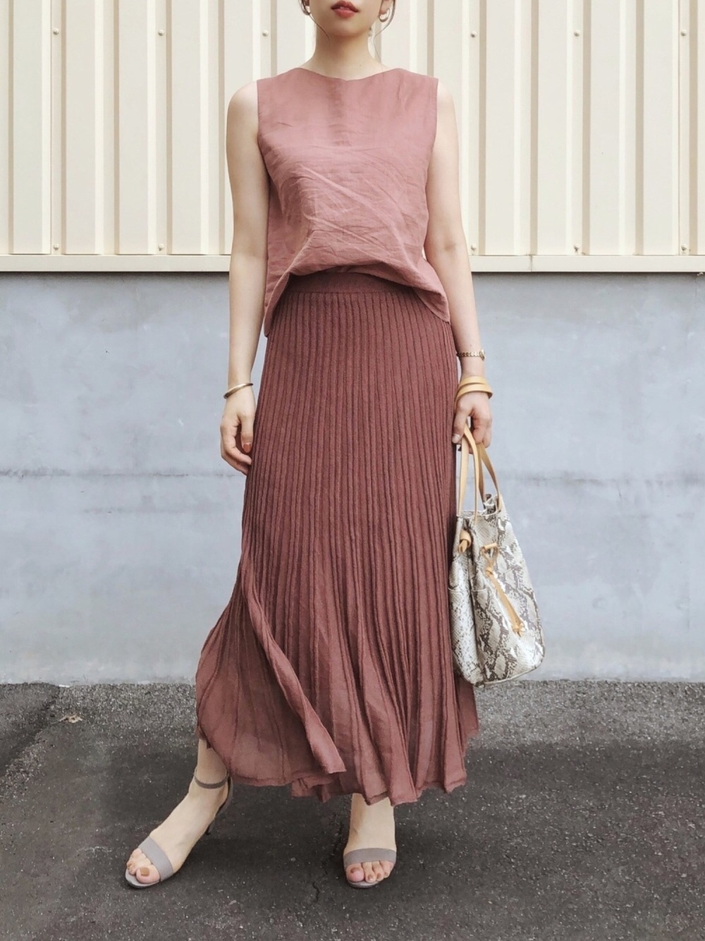GUのピンクグラウスにロングスカートをはいた女性