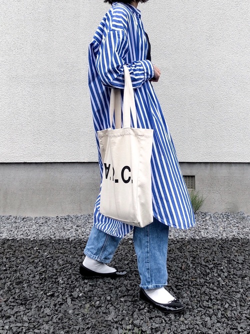 シャツワンピの女性