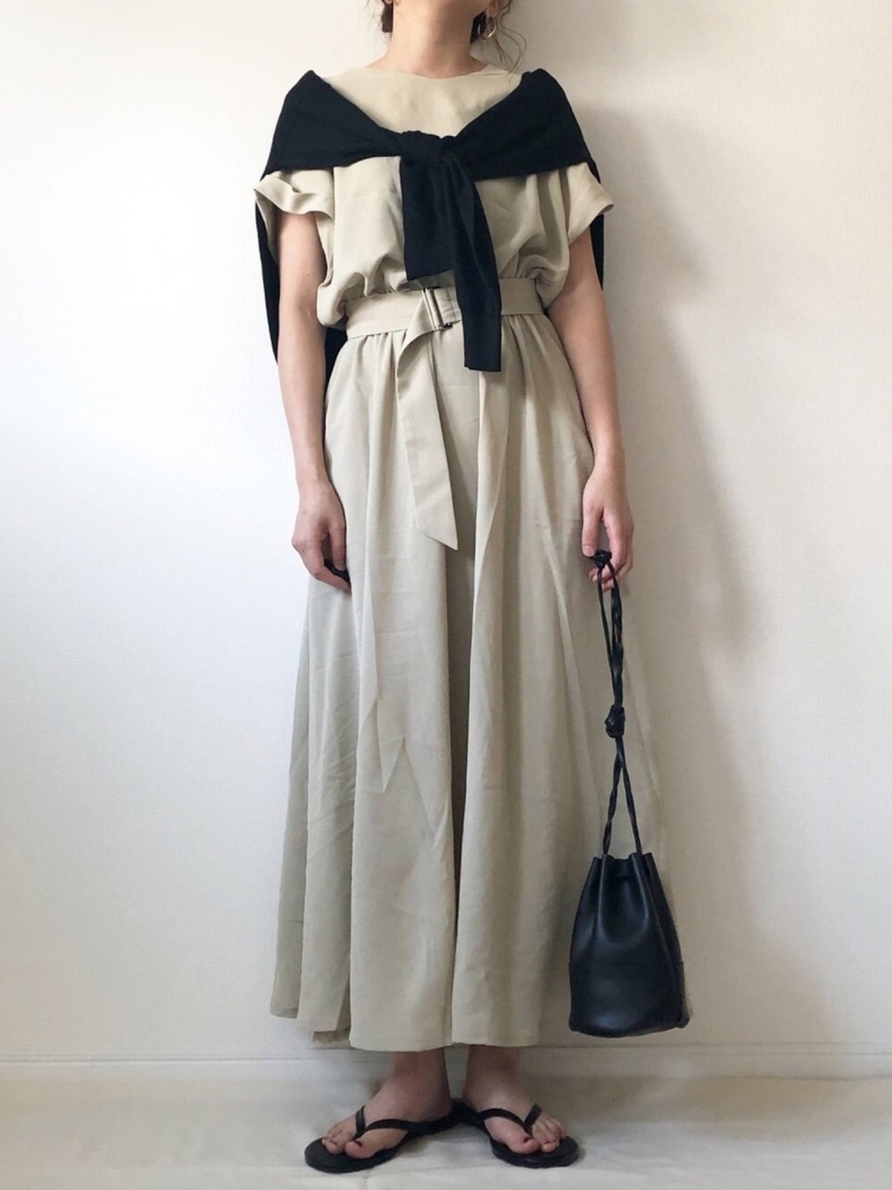 ベージュのワンピースにGUのUVカットウォッシャブルVネックカーディガンを肩がけしたコーデ